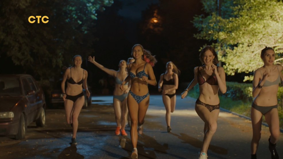 Filles avec de gros seins dans un soutien-gorge