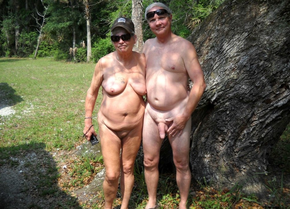Des nudistes âgés dans la forêt