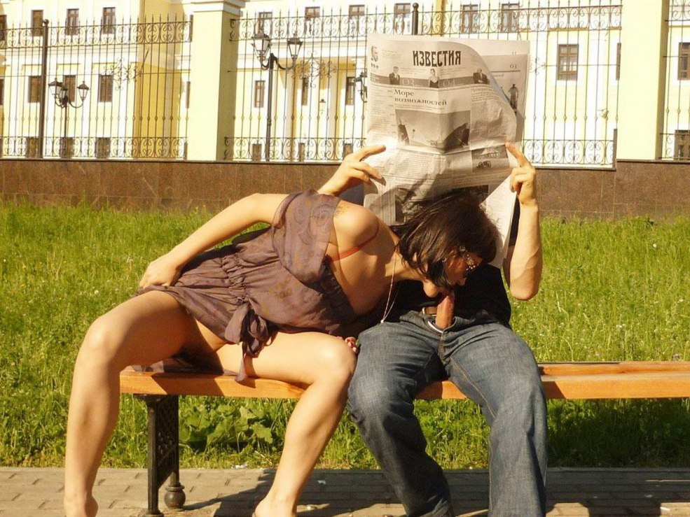 Fille cunnilingus dans la rue