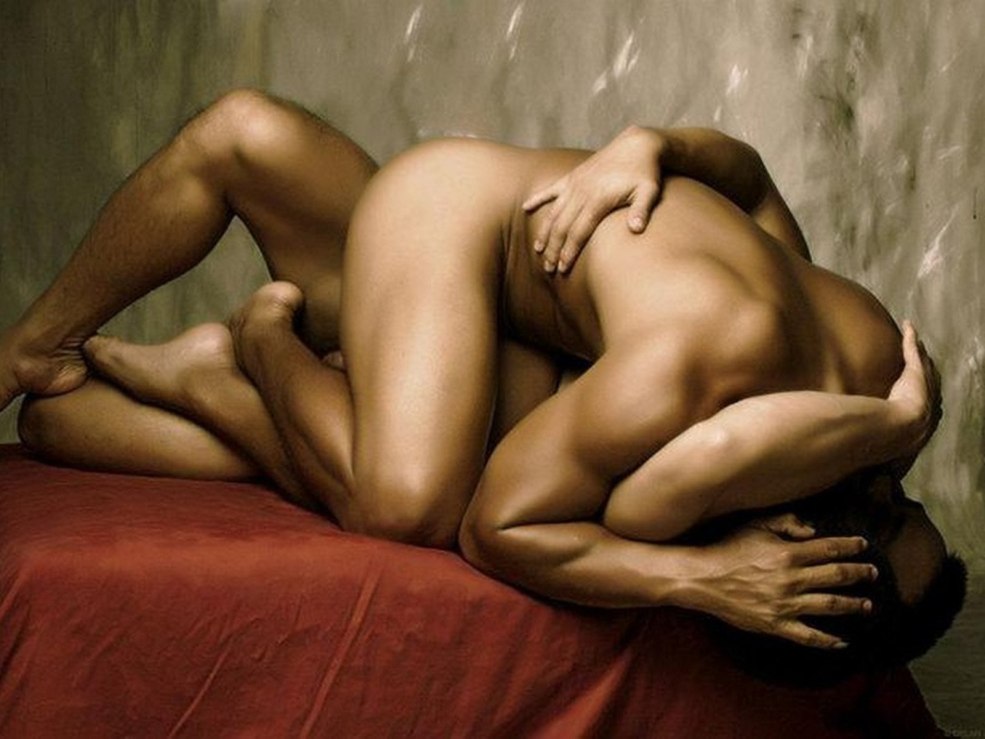 Beaux hommes nus pompés
