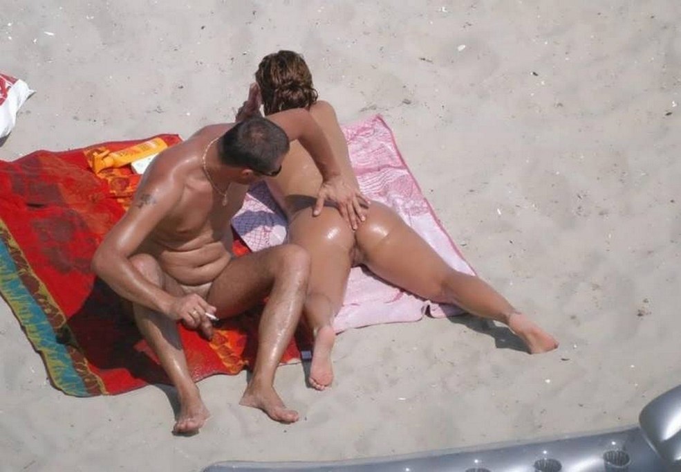 Caméra cachée brune et blonde sur une plage nue