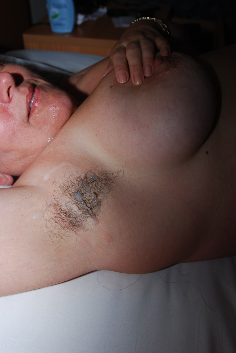 Fille lèche les aisselles poilues