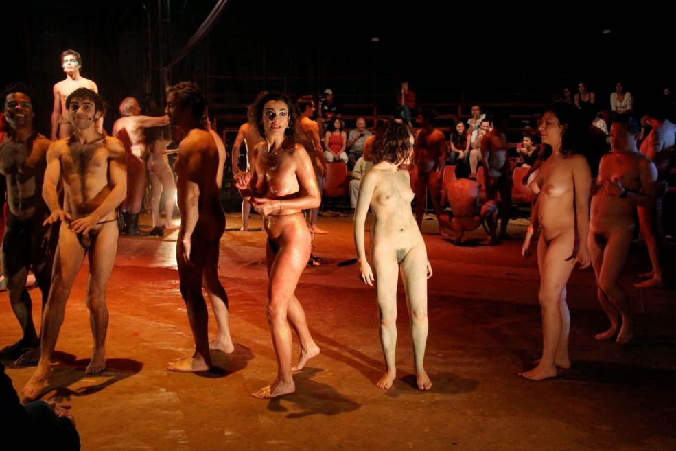 Actrices nues en performances