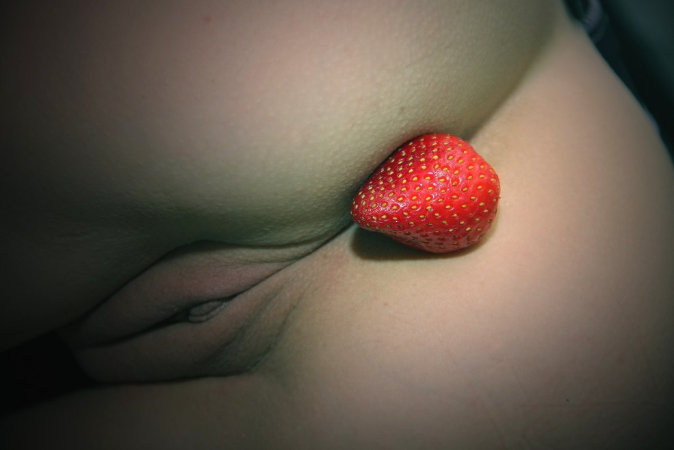 Chatte des femmes avec des fraises