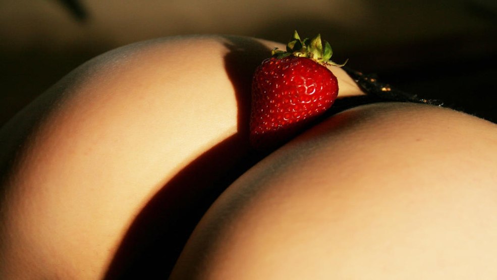 Fraise dans la chatte d'une fille