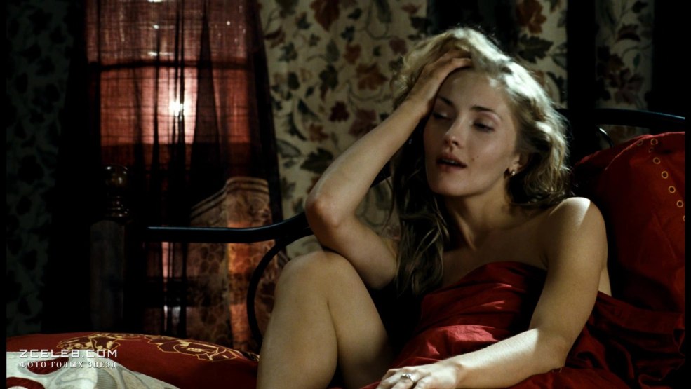 Bretona nue se déshabille