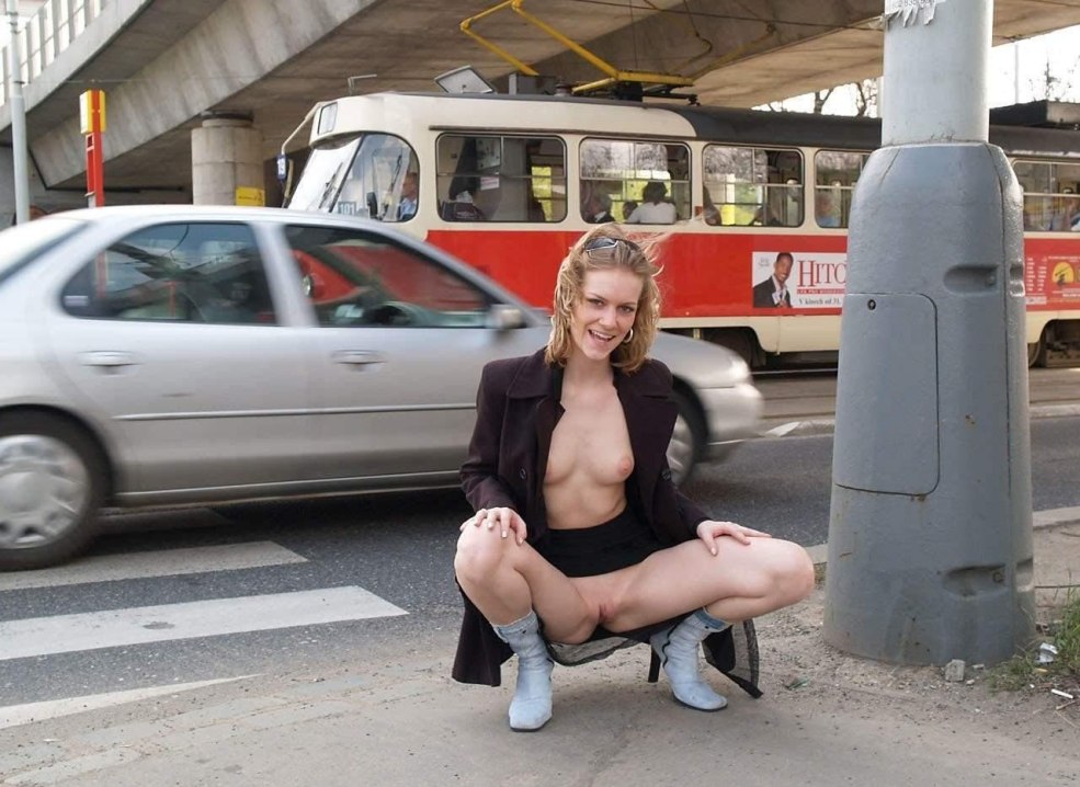 Mature sans culotte dans les lieux publics