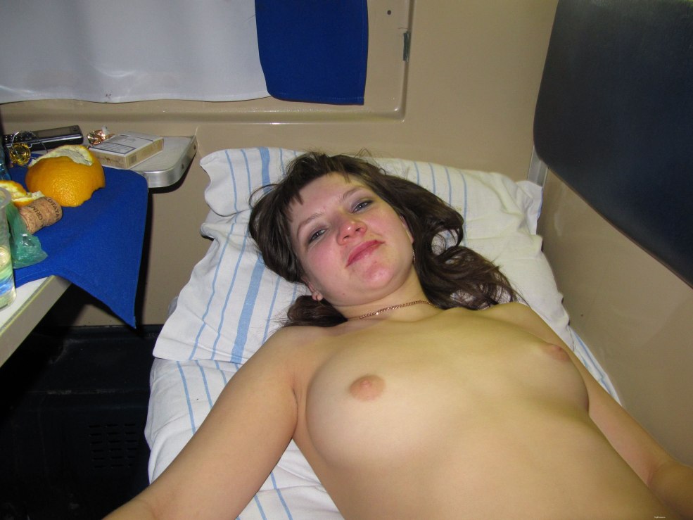 Femmes matures nues dans un train