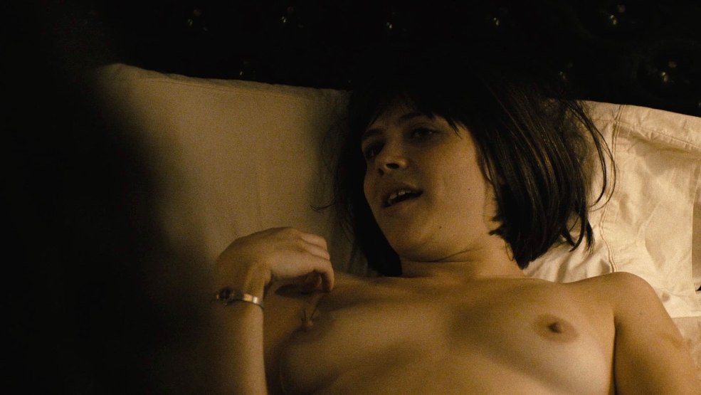 Olivia Cook nue dans des films