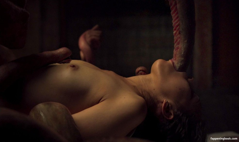 Olivia Cook nue dans des films