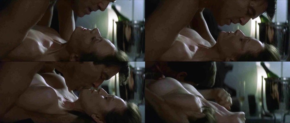 Katherine McCormic dans la lingerie inférieure