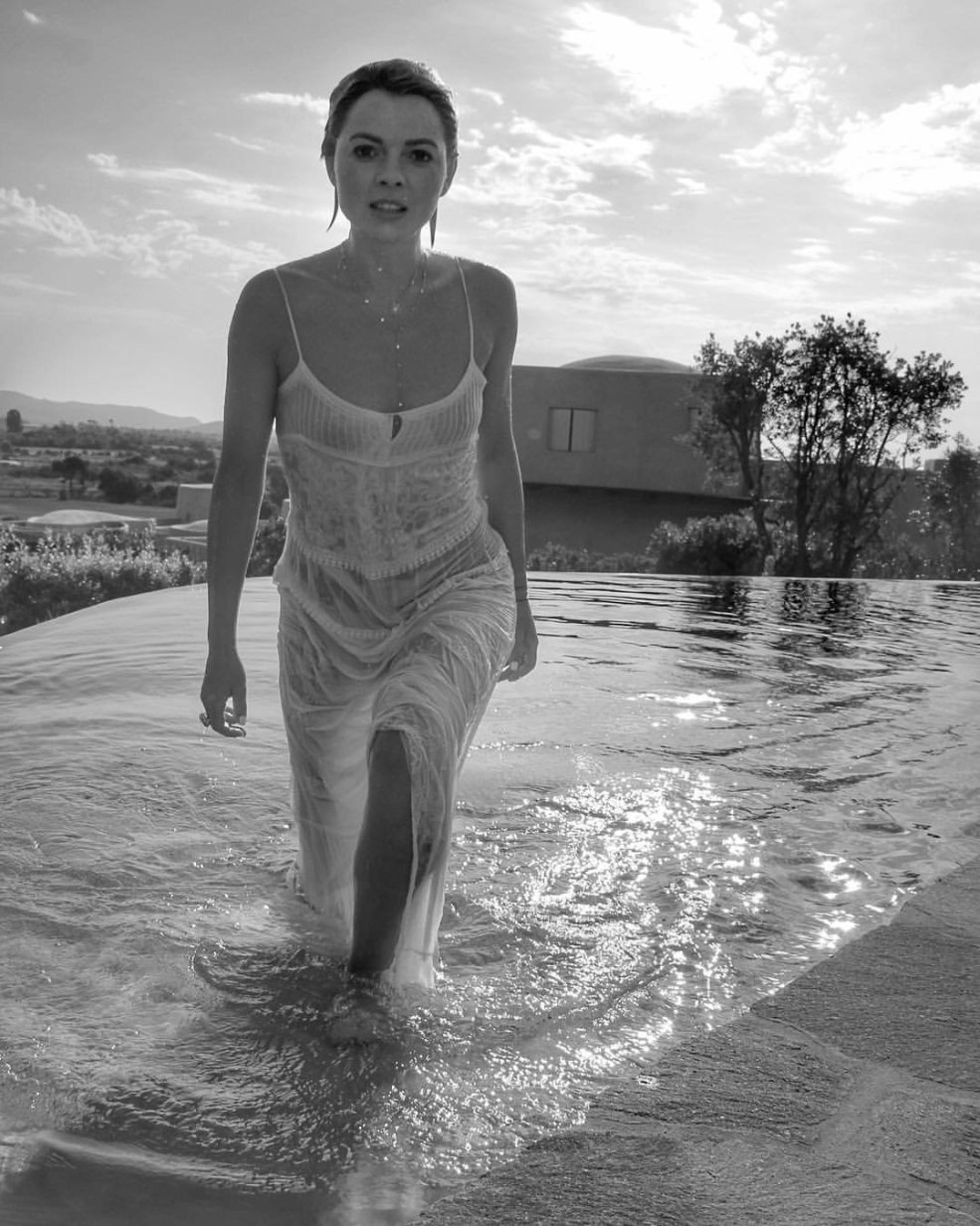 Présentateur de télévision Elena Nikolaeva en maillot de bain