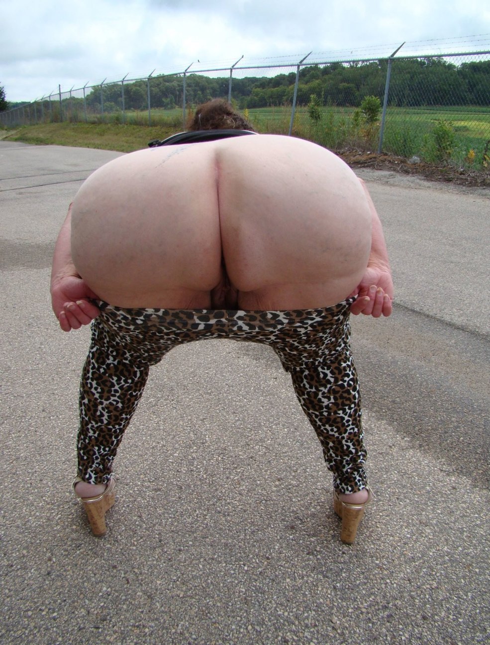 Grosse vieille femme sans culotte