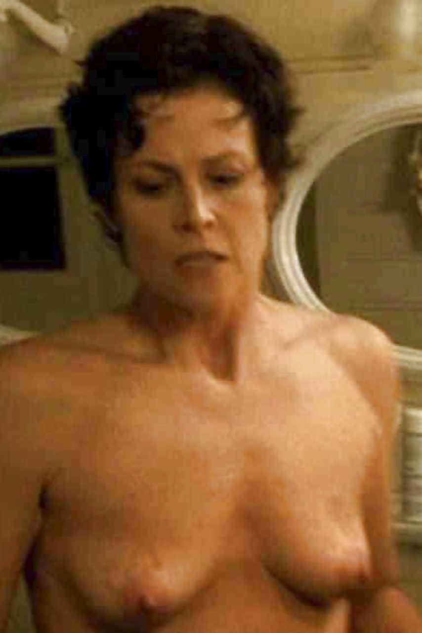 Sigurni Weaver nu sur un vélo