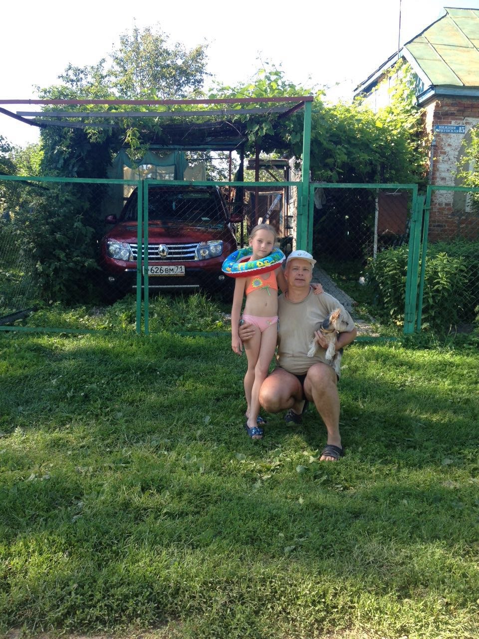 Femme et amie Sunbathe nue dans le jardin