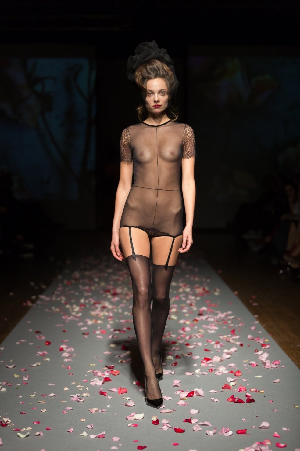 Spectacle privé sur le défilé des modèles nus en bas