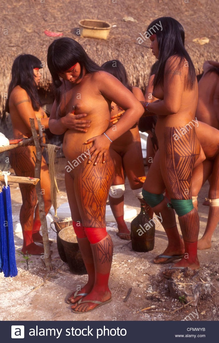 Femmes nues des tribus amazoniques