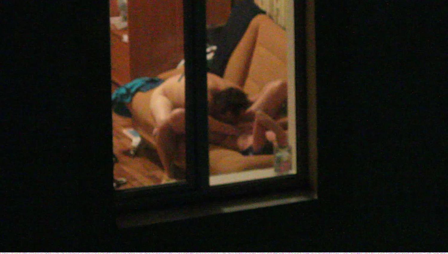 голые мужчины в окне фото 55