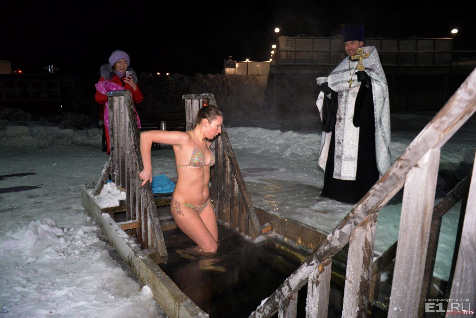 женщины в проруби купаются голыми фото 18