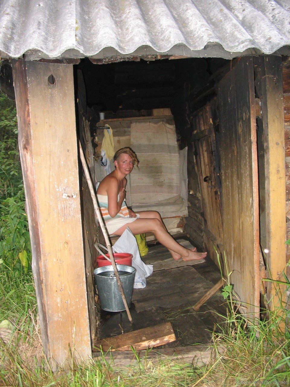 Poilu dans un bain de village