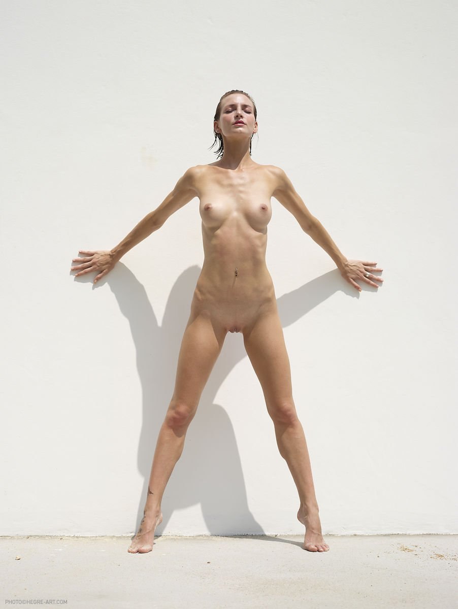 Modèle Jolie nu dans la salle de bain Hegre Art