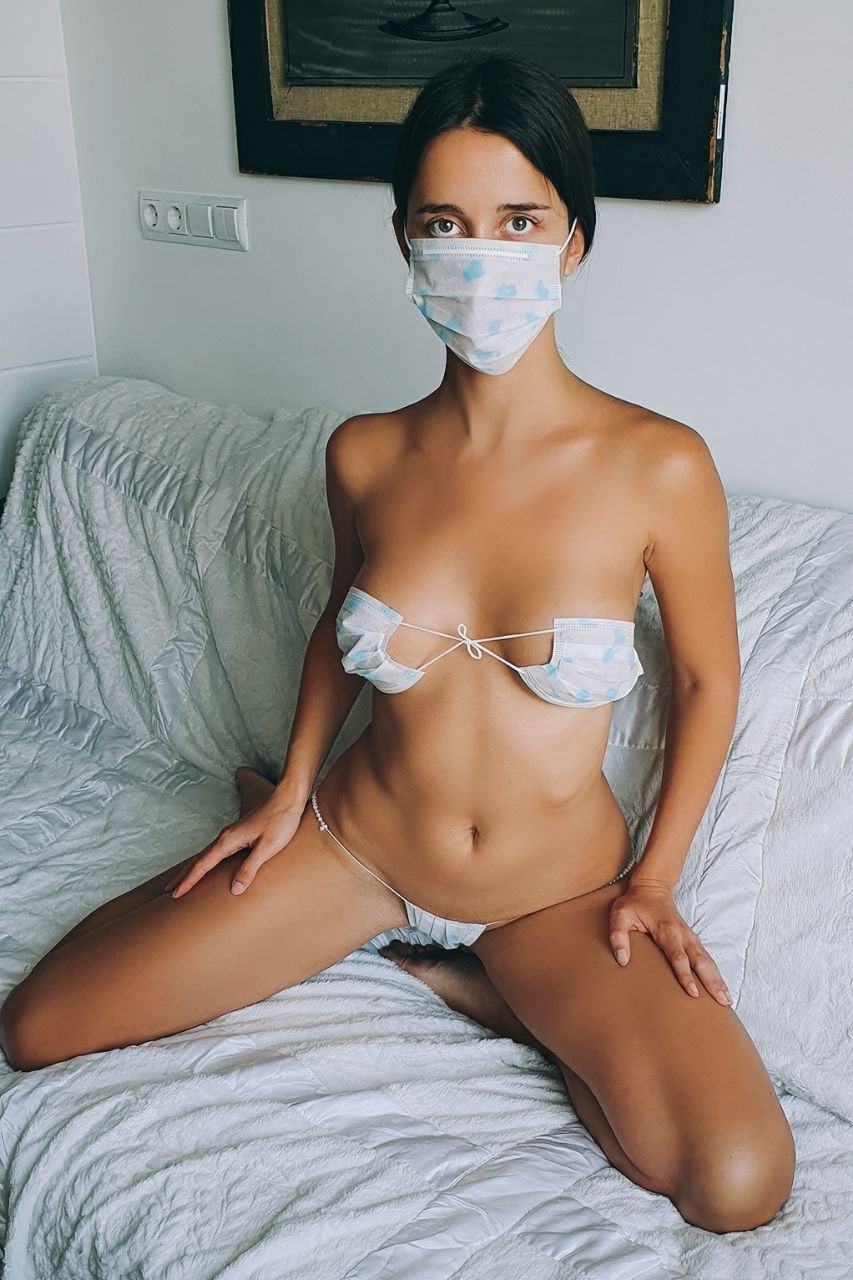 Filles nues dans des masques médicaux