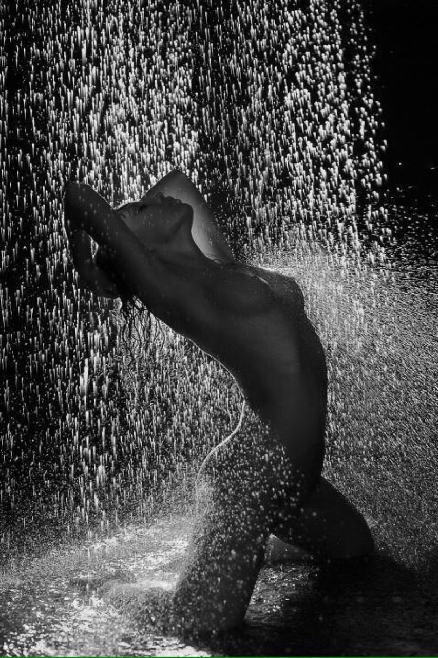 Fille nue sous la tempête