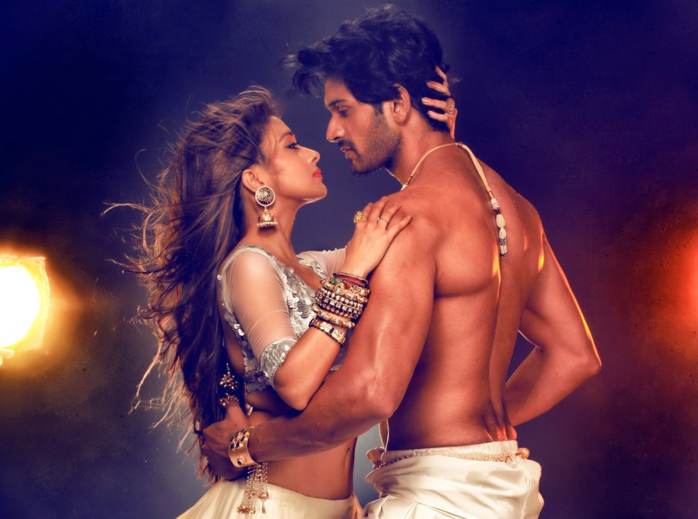 Tina Tarusina est chaude