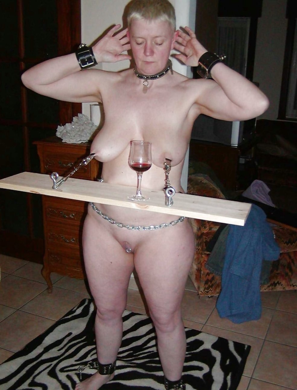 Esclave nu mature dans un collier