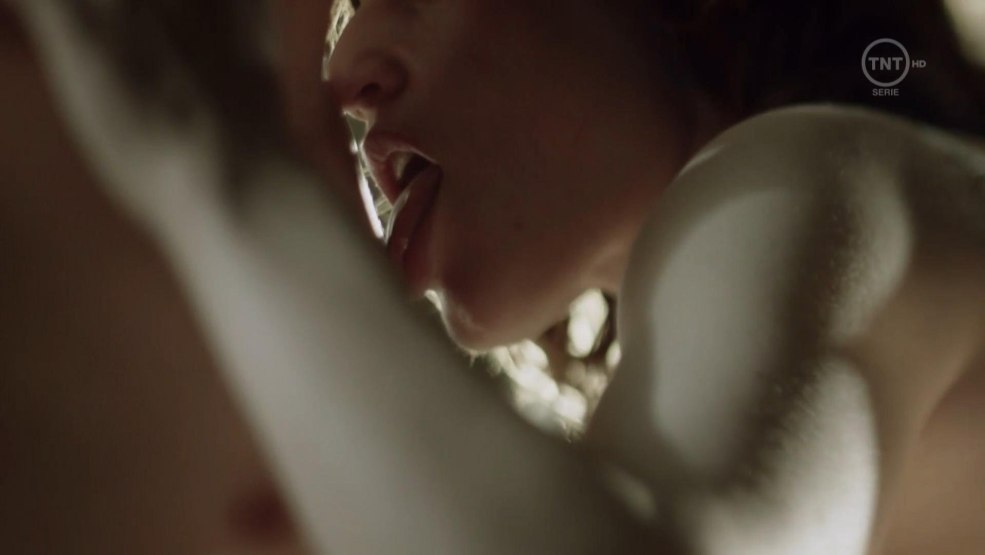 Antier trude seins nus