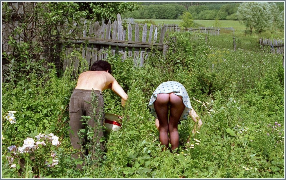 Femmes nues sur les lits du jardin