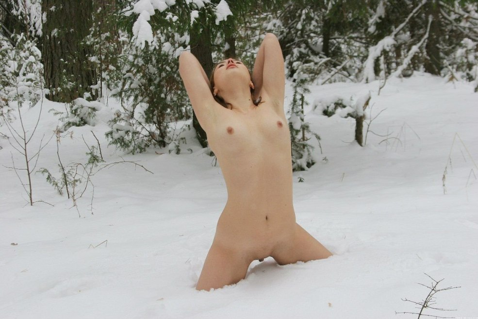 Femme nue allongée dans la neige