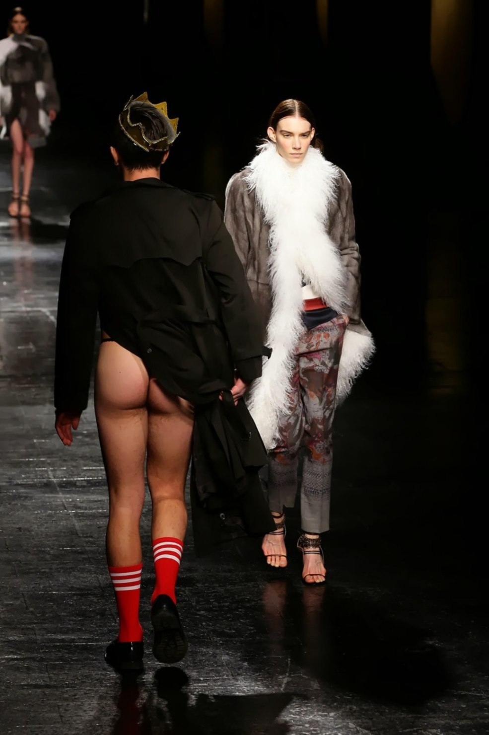 Model entièrement nu