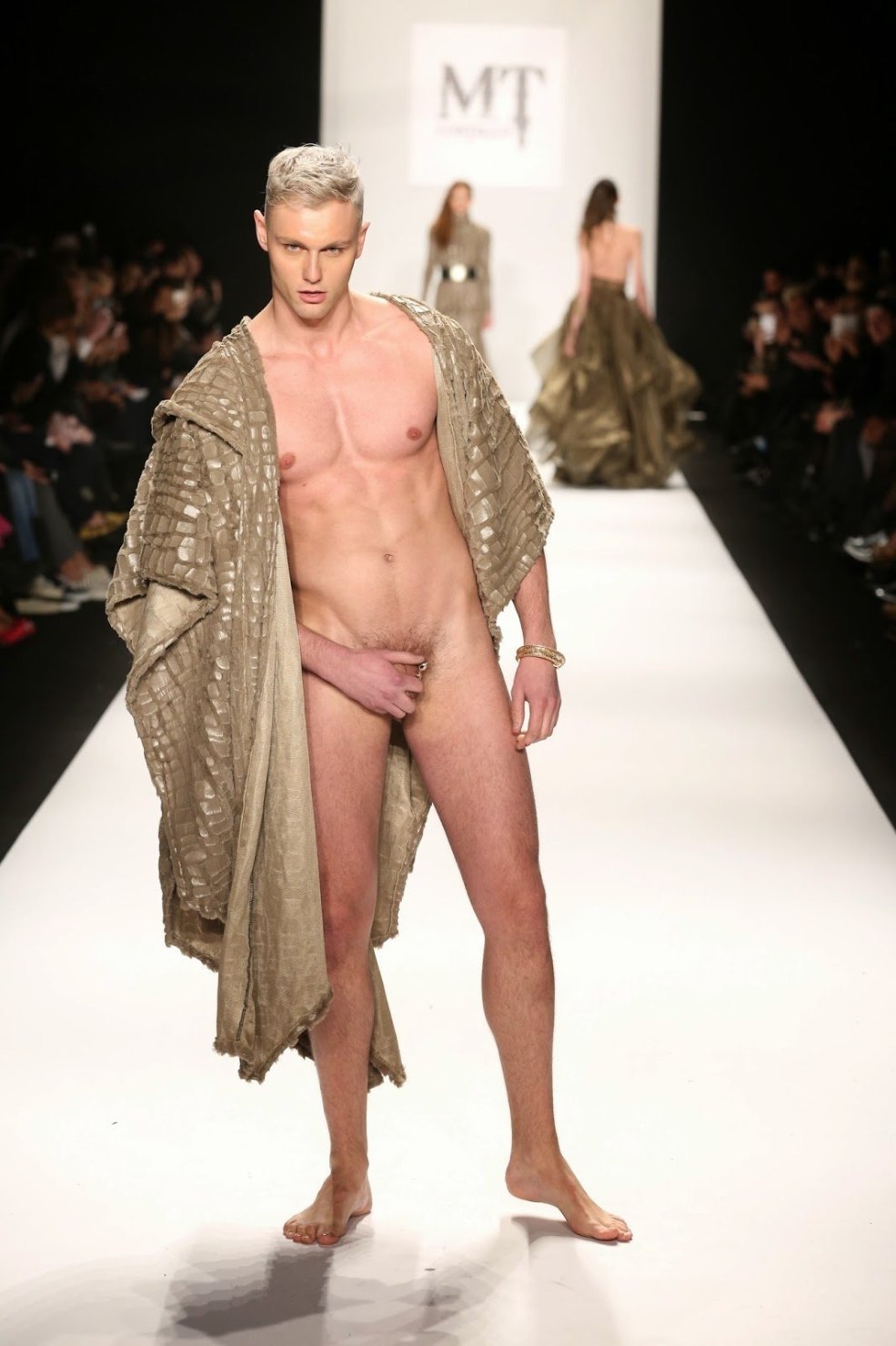 Modèle de mode nu sur le podium