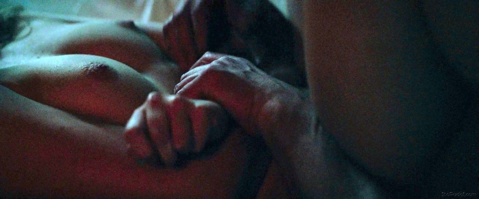 Imojen met nue dans le film