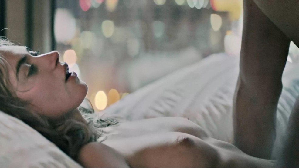 Imojen met les scènes de lit