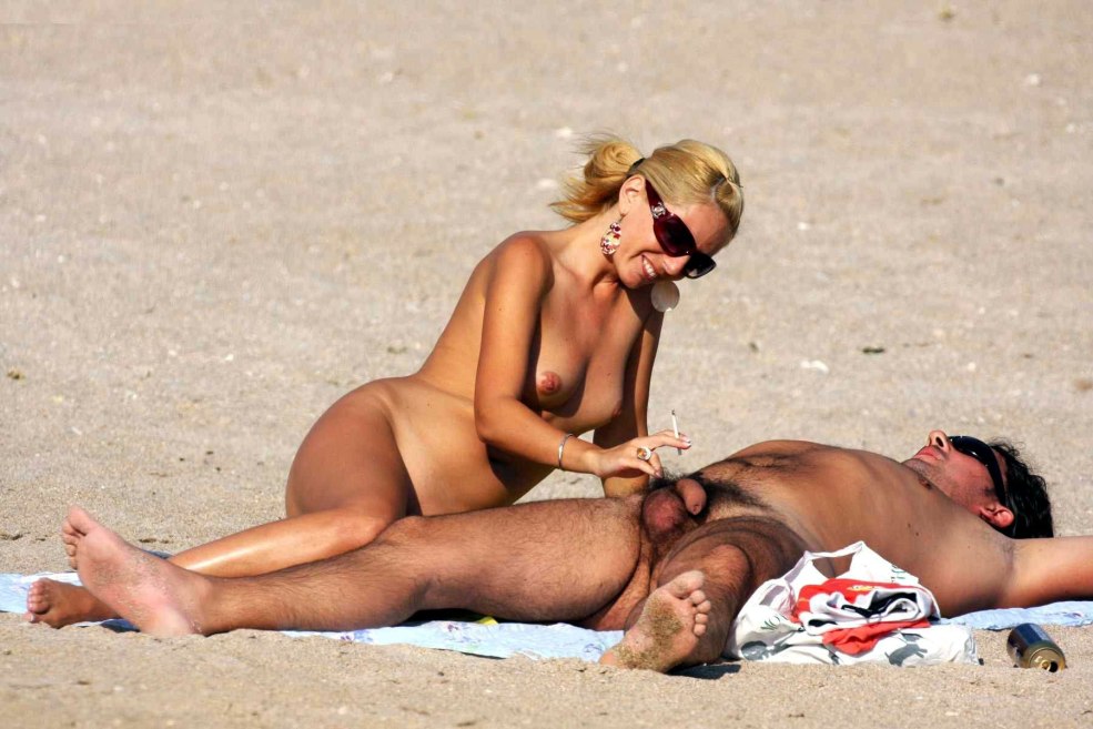 Baise sur la plage sans culotte