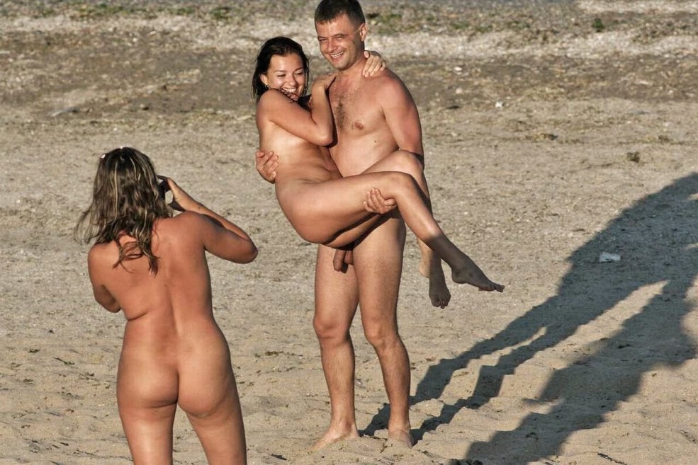 Hommes et femmes nus sur la plage