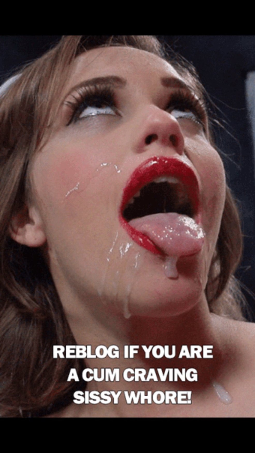 Poussins nus avec une bouche ouverte