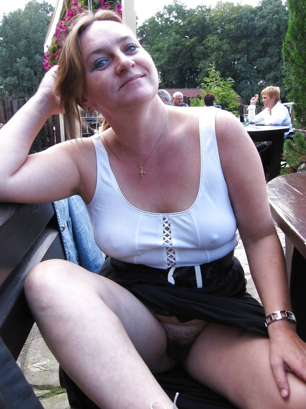 Femmes vieillies nues sous une jupe