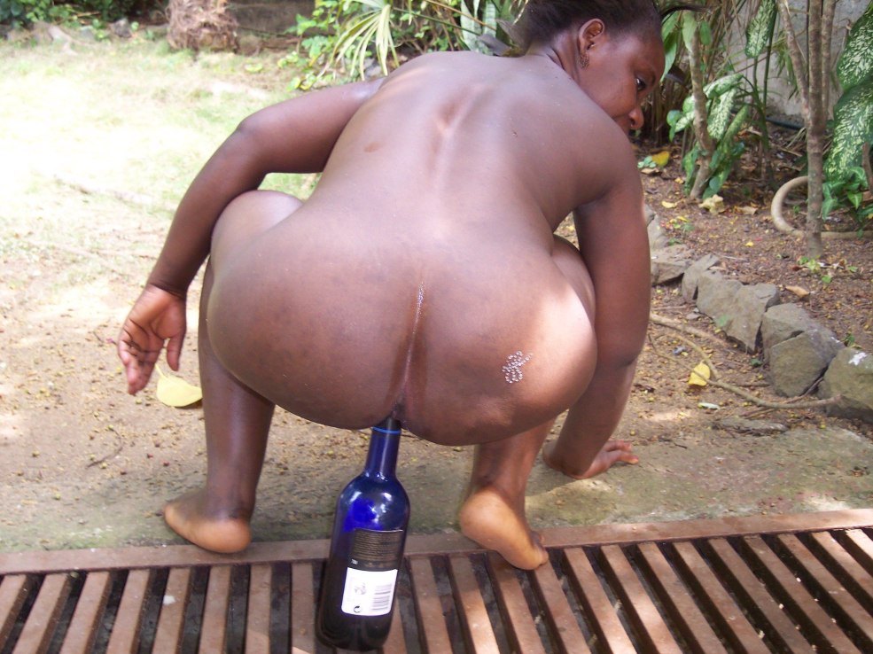 Femmes nues de tribus sauvages