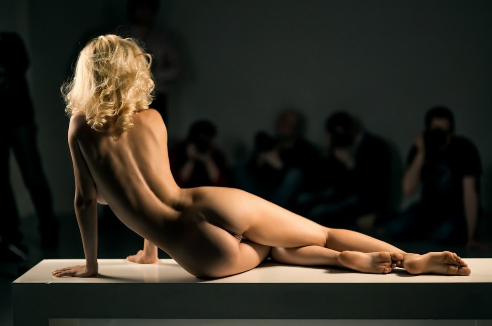 Des poses pour une séance photo érotique