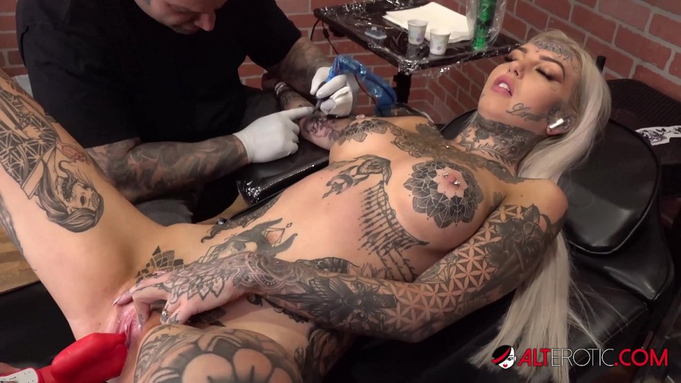 Amber Luc xxx tatoué