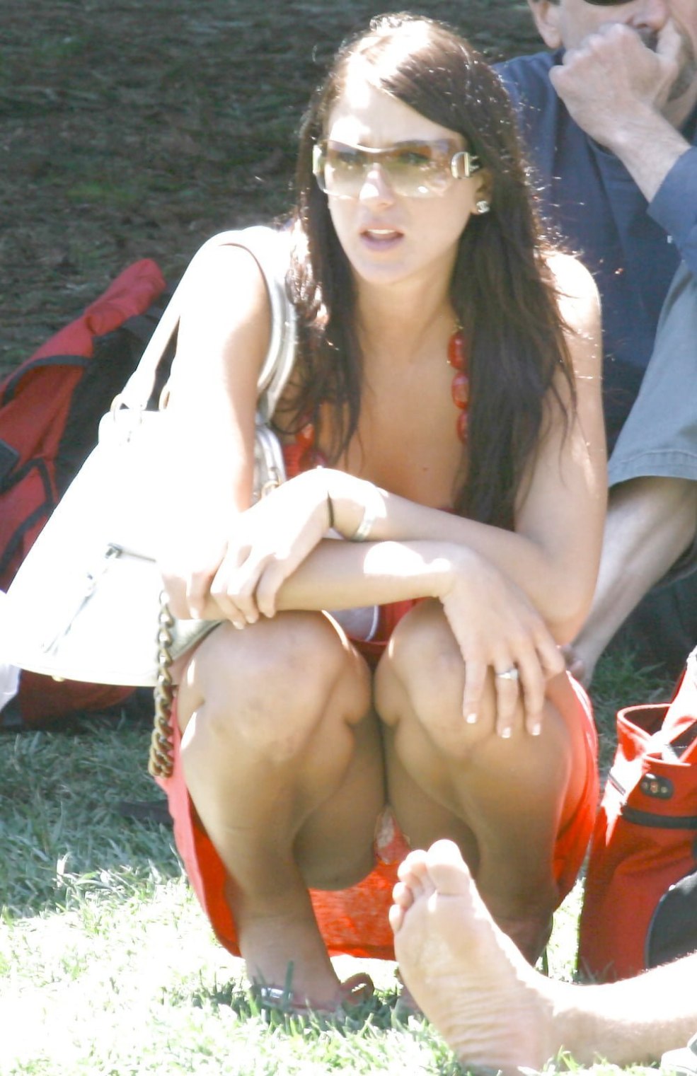 Elle a accidentellement écarté ses jambes