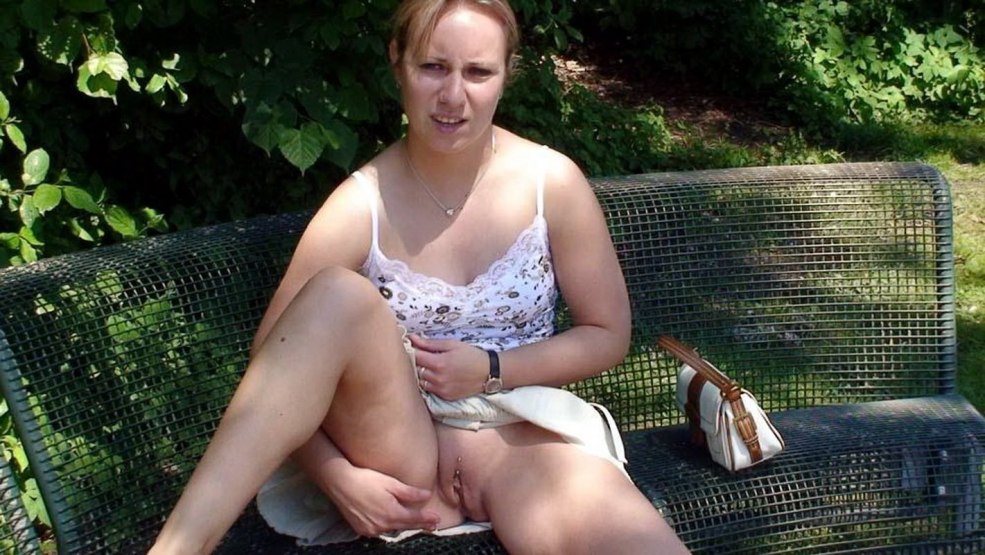 Mère marche sans culotte devant une famille nympho