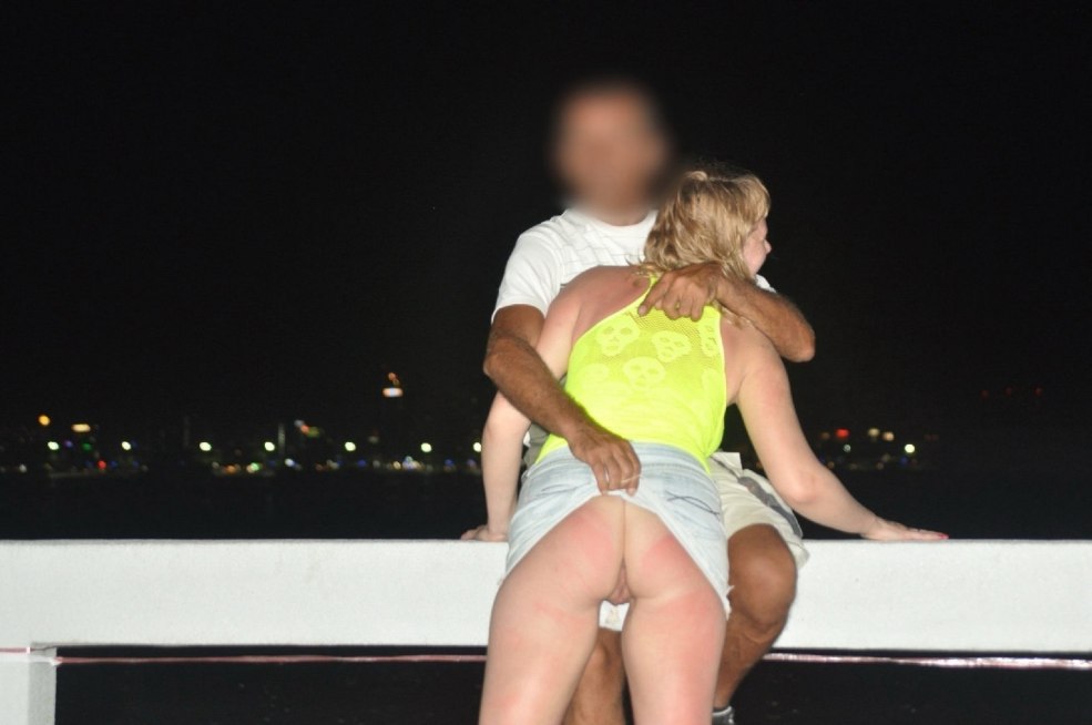 La vieille femme s'est allumée nue