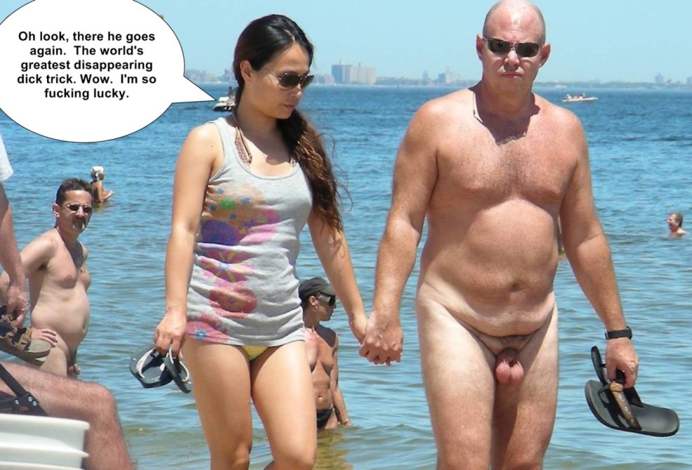 Un petit membre d'un gars sur la plage