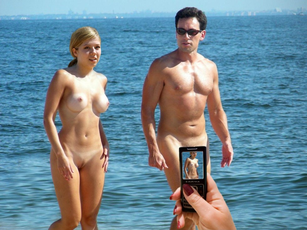 Femmes en maillot de bain hommes nus