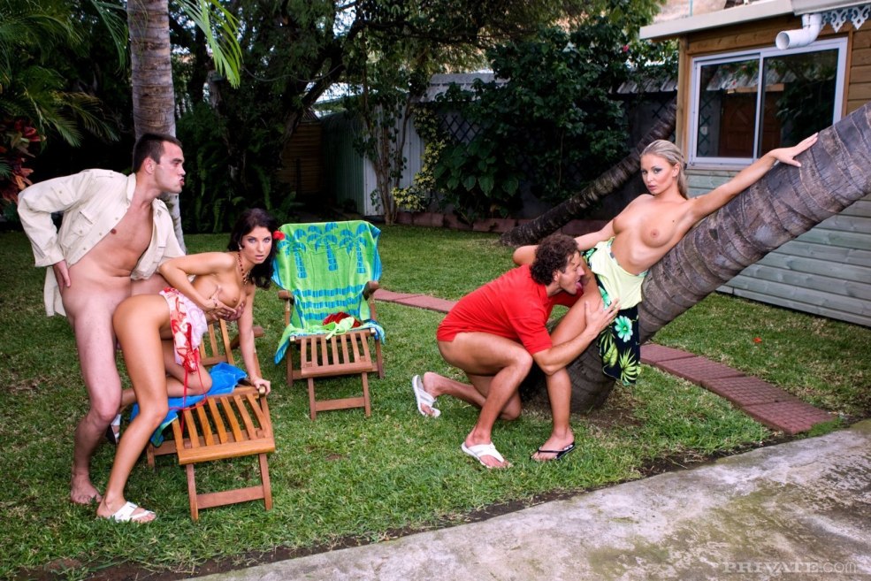 Filles nues dans la baignoire du pays