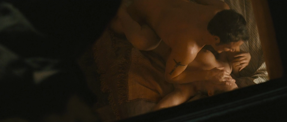 Sofia Miles nue dans le film